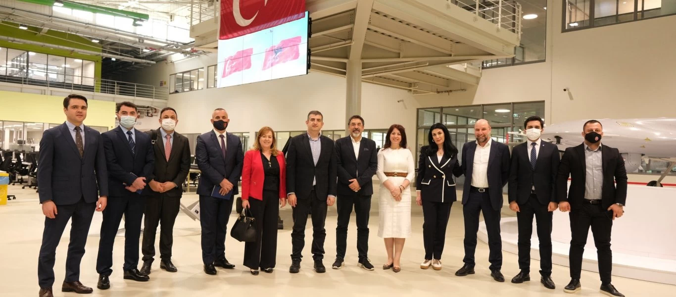 Εκτός από τα τουρκικά TB.2 Bayraktar τώρα θα μας «πολιορκούν» και τα αλβανικά: Αλβανική αντιπροσωπεία στην Baykar